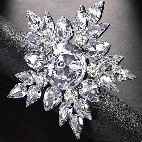 Jewelry - Elegant Crystal Snowflake Ring - Luxurious Rhinestone Statement Piece